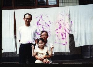 从劳教所保外回来的刘永旺与五岁的女儿，还有父亲的合影