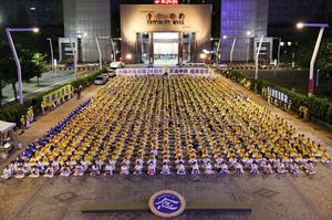 來自臺灣北部1500多名法輪功學員七月十六日晚間匯聚在臺北市政府廣場，悼念堅守真善忍信仰卻被中共迫害致死的學員。