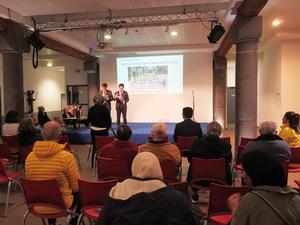 法國法輪功學員在阿格德（Agde）市政府會議廳舉行會議，揭露中共迫害法輪功罪行。